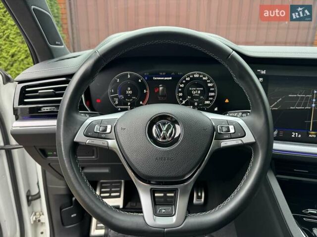 Білий Фольксваген Туарег, об'ємом двигуна 2.97 л та пробігом 141 тис. км за 51999 $, фото 30 на Automoto.ua
