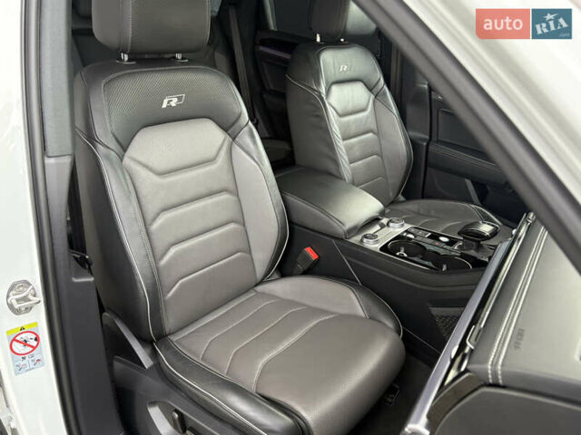 Белый Фольксваген Туарег, объемом двигателя 3 л и пробегом 156 тыс. км за 45999 $, фото 97 на Automoto.ua