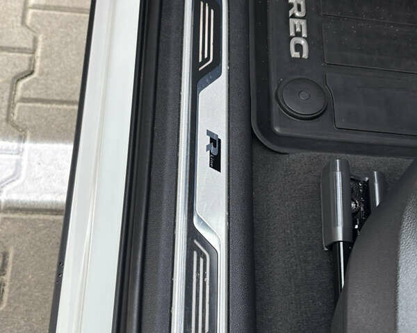 Белый Фольксваген Туарег, объемом двигателя 3 л и пробегом 156 тыс. км за 45999 $, фото 51 на Automoto.ua