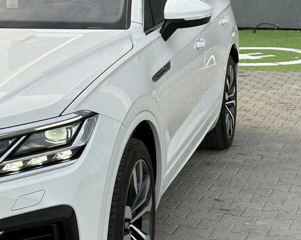 Белый Фольксваген Туарег, объемом двигателя 3 л и пробегом 156 тыс. км за 45999 $, фото 126 на Automoto.ua