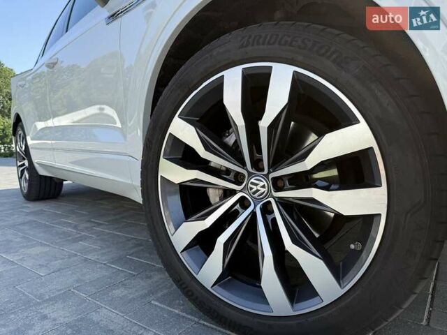 Белый Фольксваген Туарег, объемом двигателя 2.97 л и пробегом 177 тыс. км за 52900 $, фото 1 на Automoto.ua