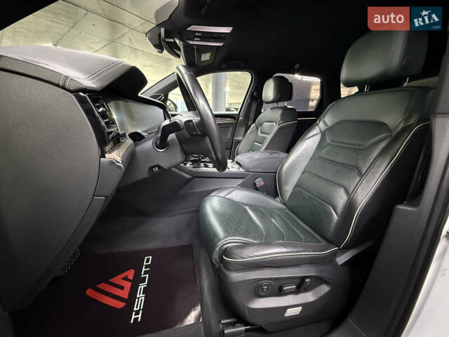 Білий Фольксваген Туарег, об'ємом двигуна 2.97 л та пробігом 146 тис. км за 51900 $, фото 18 на Automoto.ua