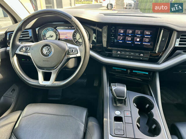 Белый Фольксваген Туарег, объемом двигателя 3 л и пробегом 135 тыс. км за 38000 $, фото 5 на Automoto.ua