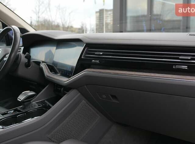 Білий Фольксваген Туарег, об'ємом двигуна 2.97 л та пробігом 268 тис. км за 38000 $, фото 40 на Automoto.ua