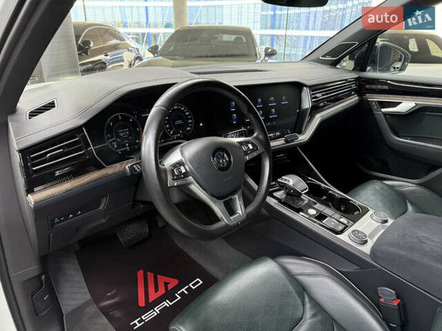 Білий Фольксваген Туарег, об'ємом двигуна 2.97 л та пробігом 146 тис. км за 51900 $, фото 19 на Automoto.ua