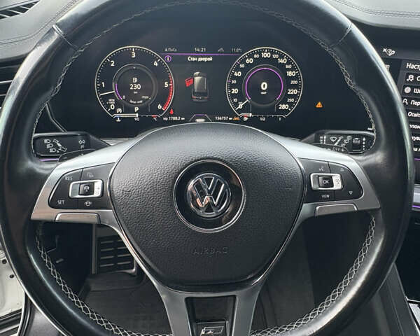 Белый Фольксваген Туарег, объемом двигателя 3 л и пробегом 156 тыс. км за 45999 $, фото 76 на Automoto.ua