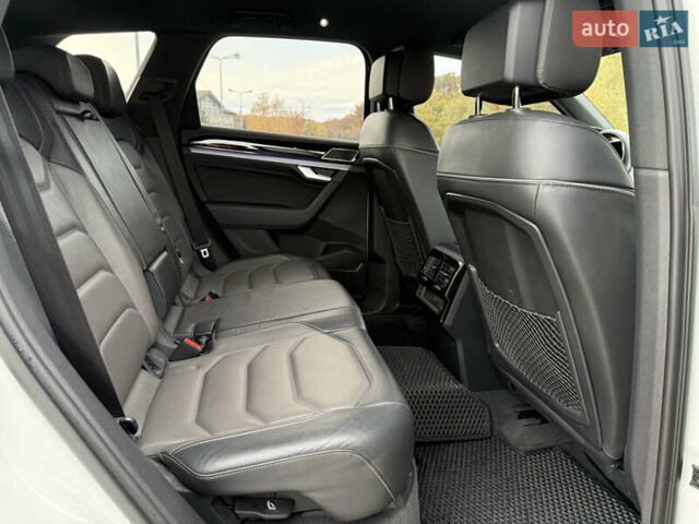 Білий Фольксваген Туарег, об'ємом двигуна 2.97 л та пробігом 91 тис. км за 56999 $, фото 30 на Automoto.ua