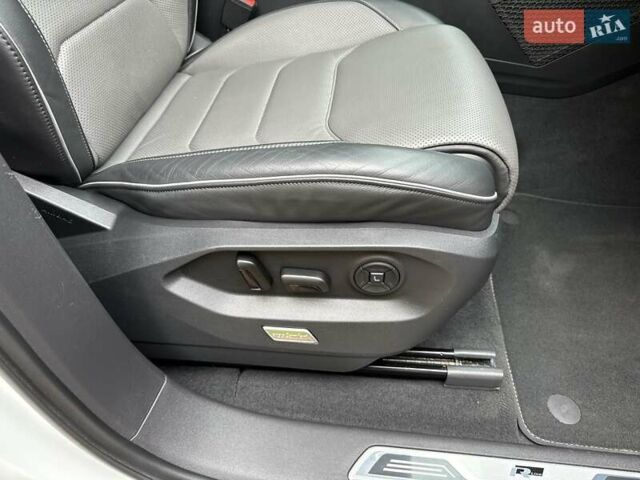 Білий Фольксваген Туарег, об'ємом двигуна 2.97 л та пробігом 141 тис. км за 51999 $, фото 55 на Automoto.ua