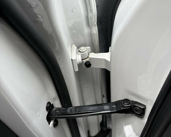 Белый Фольксваген Туарег, объемом двигателя 3 л и пробегом 156 тыс. км за 45999 $, фото 114 на Automoto.ua