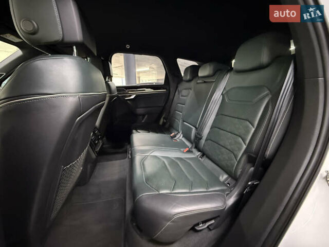 Білий Фольксваген Туарег, об'ємом двигуна 2.97 л та пробігом 146 тис. км за 51900 $, фото 21 на Automoto.ua