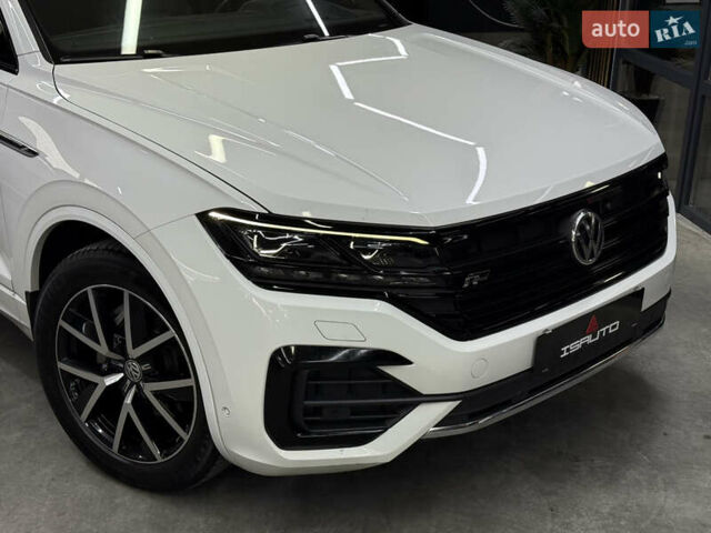 Білий Фольксваген Туарег, об'ємом двигуна 2.97 л та пробігом 146 тис. км за 51900 $, фото 2 на Automoto.ua