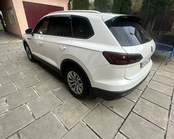 Білий Фольксваген Туарег, об'ємом двигуна 2.97 л та пробігом 165 тис. км за 43500 $, фото 2 на Automoto.ua