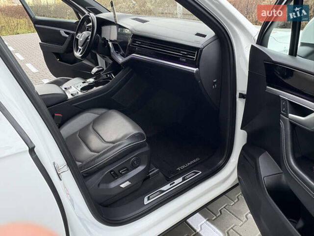 Белый Фольксваген Туарег, объемом двигателя 3 л и пробегом 156 тыс. км за 45999 $, фото 92 на Automoto.ua