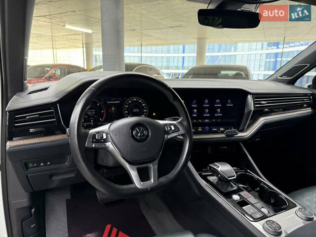 Білий Фольксваген Туарег, об'ємом двигуна 2.97 л та пробігом 146 тис. км за 51900 $, фото 24 на Automoto.ua