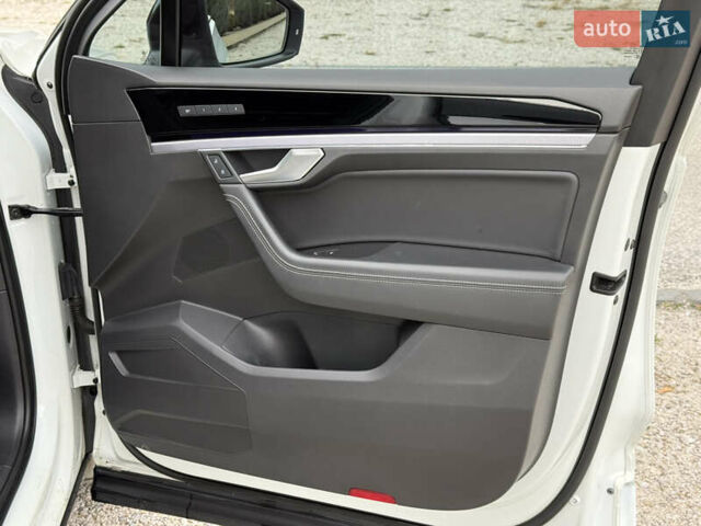 Білий Фольксваген Туарег, об'ємом двигуна 2.97 л та пробігом 91 тис. км за 56999 $, фото 26 на Automoto.ua