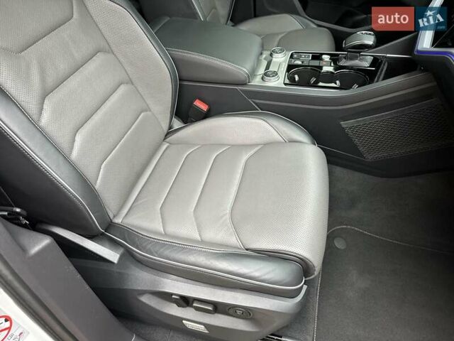 Білий Фольксваген Туарег, об'ємом двигуна 2.97 л та пробігом 141 тис. км за 51999 $, фото 57 на Automoto.ua