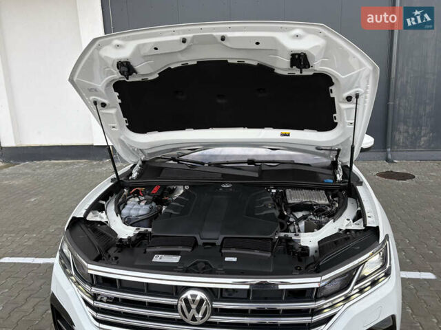 Белый Фольксваген Туарег, объемом двигателя 3 л и пробегом 156 тыс. км за 45999 $, фото 108 на Automoto.ua
