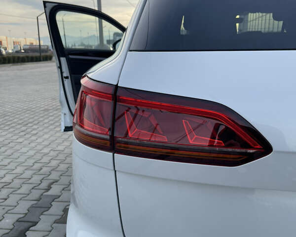 Белый Фольксваген Туарег, объемом двигателя 2.97 л и пробегом 242 тыс. км за 42990 $, фото 32 на Automoto.ua