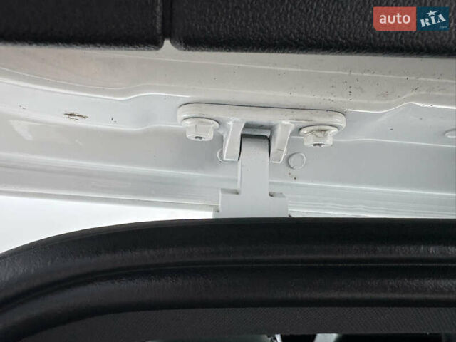 Белый Фольксваген Туарег, объемом двигателя 3 л и пробегом 156 тыс. км за 45999 $, фото 116 на Automoto.ua