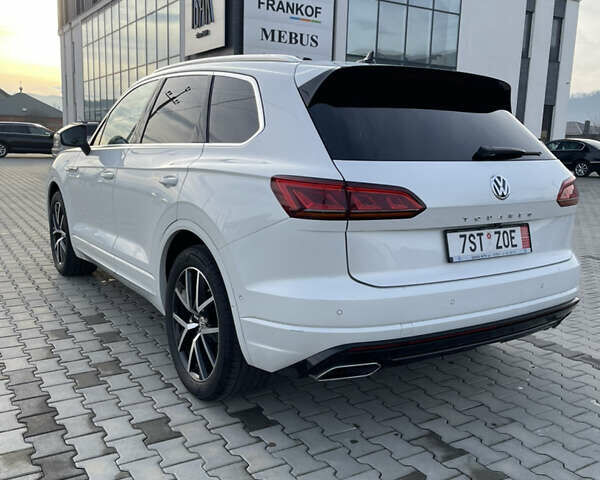 Белый Фольксваген Туарег, объемом двигателя 2.97 л и пробегом 242 тыс. км за 42990 $, фото 7 на Automoto.ua