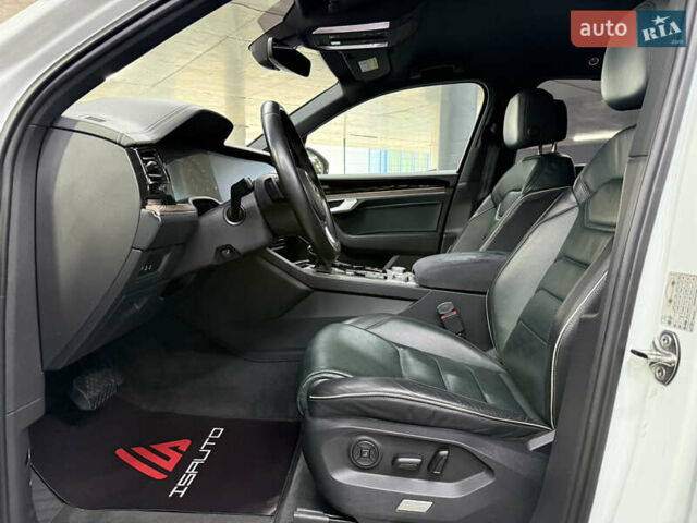 Білий Фольксваген Туарег, об'ємом двигуна 2.97 л та пробігом 146 тис. км за 51900 $, фото 20 на Automoto.ua