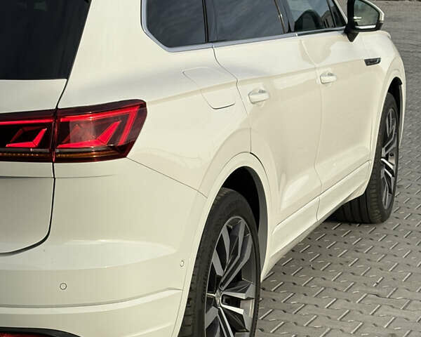 Белый Фольксваген Туарег, объемом двигателя 3 л и пробегом 156 тыс. км за 45999 $, фото 128 на Automoto.ua