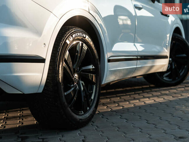 Белый Фольксваген Туарег, объемом двигателя 2.97 л и пробегом 263 тыс. км за 45500 $, фото 11 на Automoto.ua