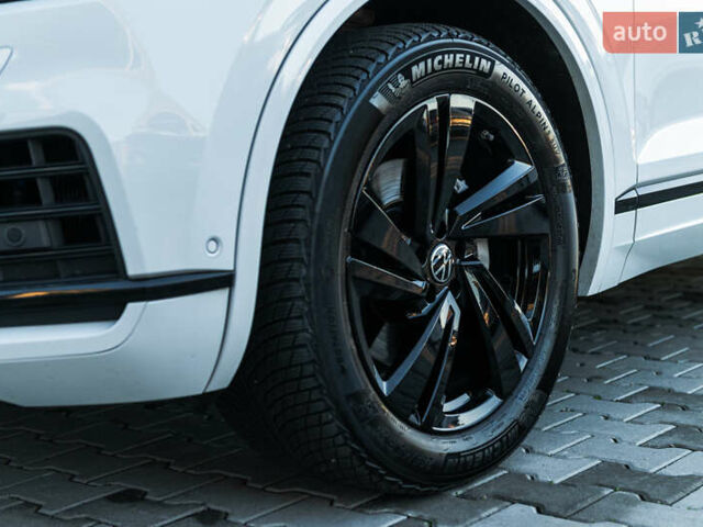 Белый Фольксваген Туарег, объемом двигателя 2.97 л и пробегом 263 тыс. км за 45500 $, фото 18 на Automoto.ua