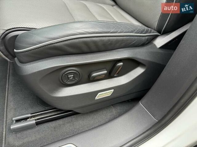 Білий Фольксваген Туарег, об'ємом двигуна 2.97 л та пробігом 141 тис. км за 51999 $, фото 21 на Automoto.ua