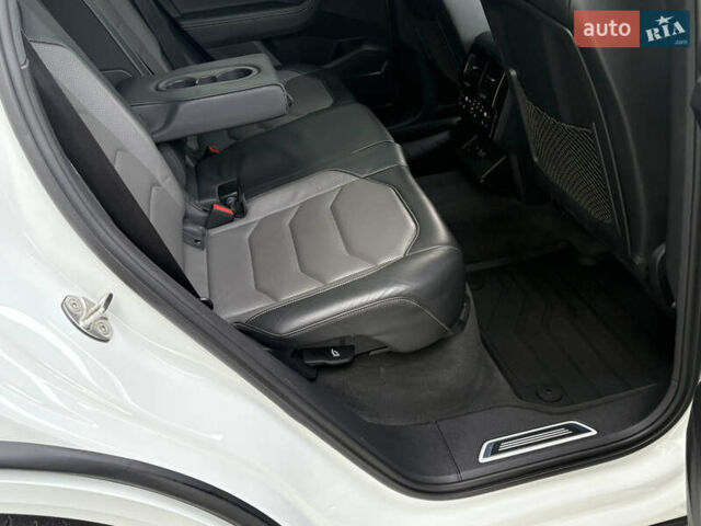 Белый Фольксваген Туарег, объемом двигателя 3 л и пробегом 156 тыс. км за 45999 $, фото 91 на Automoto.ua