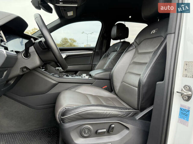 Білий Фольксваген Туарег, об'ємом двигуна 2.97 л та пробігом 91 тис. км за 56999 $, фото 22 на Automoto.ua