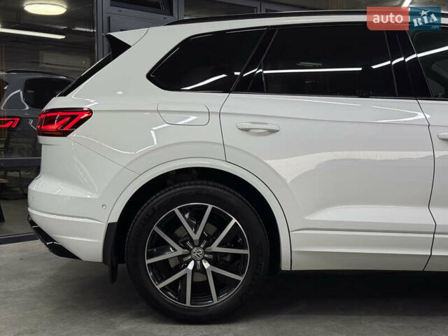 Білий Фольксваген Туарег, об'ємом двигуна 2.97 л та пробігом 146 тис. км за 51900 $, фото 17 на Automoto.ua