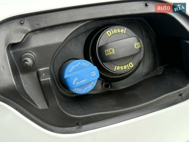 Белый Фольксваген Туарег, объемом двигателя 3 л и пробегом 156 тыс. км за 45999 $, фото 90 на Automoto.ua