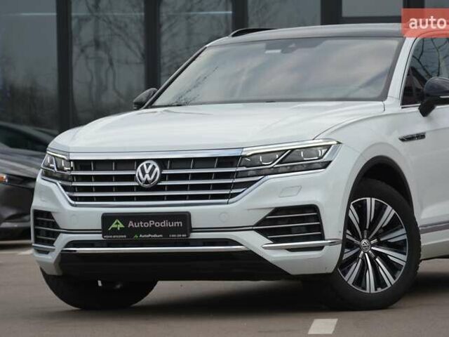 Білий Фольксваген Туарег, об'ємом двигуна 2.97 л та пробігом 268 тис. км за 38000 $, фото 3 на Automoto.ua