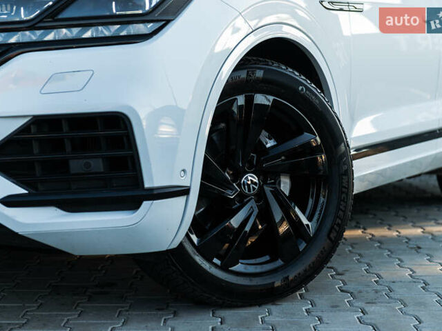 Белый Фольксваген Туарег, объемом двигателя 2.97 л и пробегом 263 тыс. км за 45500 $, фото 1 на Automoto.ua