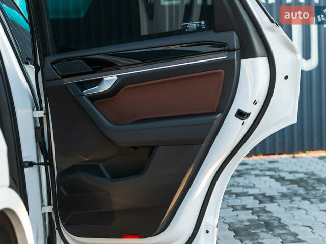 Белый Фольксваген Туарег, объемом двигателя 2.97 л и пробегом 263 тыс. км за 45500 $, фото 31 на Automoto.ua