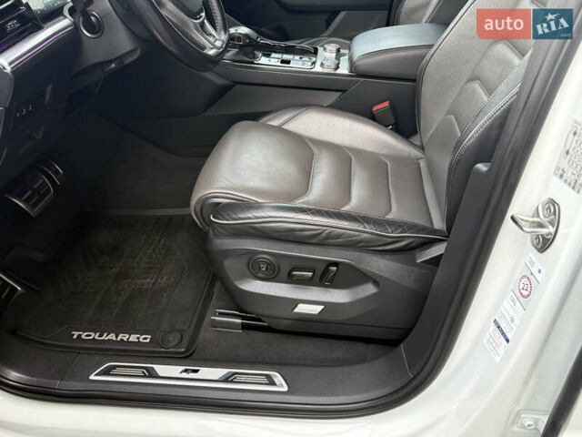 Белый Фольксваген Туарег, объемом двигателя 3 л и пробегом 156 тыс. км за 45999 $, фото 74 на Automoto.ua