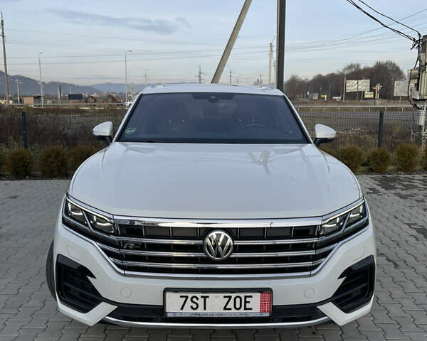 Белый Фольксваген Туарег, объемом двигателя 2.97 л и пробегом 242 тыс. км за 42990 $, фото 2 на Automoto.ua