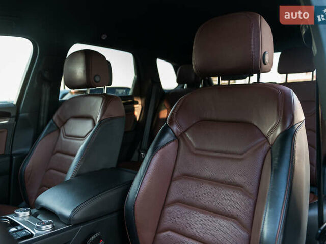 Белый Фольксваген Туарег, объемом двигателя 2.97 л и пробегом 263 тыс. км за 45500 $, фото 28 на Automoto.ua