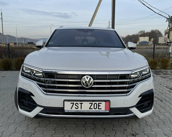 Белый Фольксваген Туарег, объемом двигателя 2.97 л и пробегом 242 тыс. км за 42990 $, фото 1 на Automoto.ua