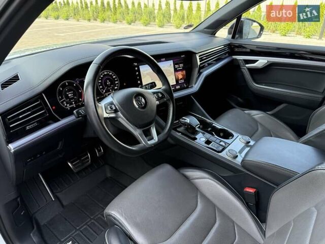 Белый Фольксваген Туарег, объемом двигателя 2.97 л и пробегом 177 тыс. км за 52900 $, фото 30 на Automoto.ua