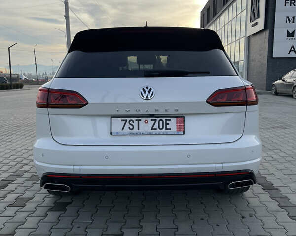 Белый Фольксваген Туарег, объемом двигателя 2.97 л и пробегом 242 тыс. км за 42990 $, фото 4 на Automoto.ua