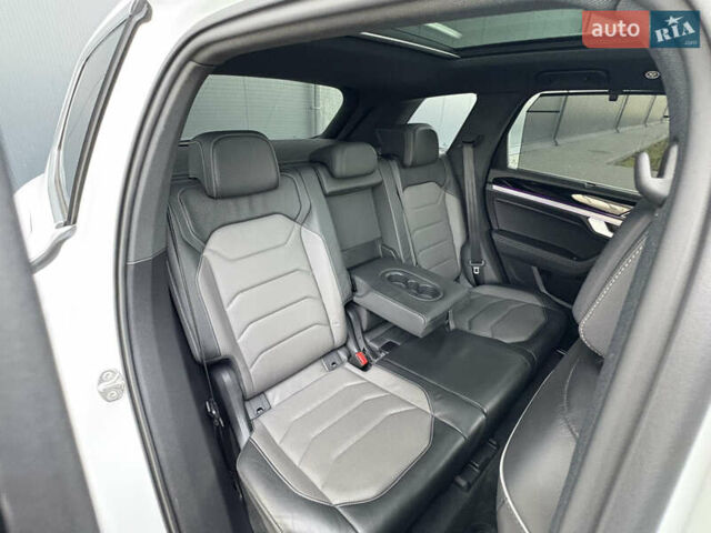 Белый Фольксваген Туарег, объемом двигателя 3 л и пробегом 156 тыс. км за 45999 $, фото 96 на Automoto.ua