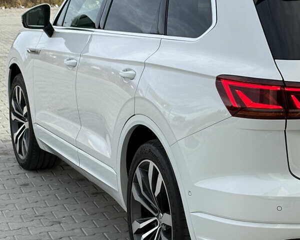 Белый Фольксваген Туарег, объемом двигателя 3 л и пробегом 156 тыс. км за 45999 $, фото 127 на Automoto.ua