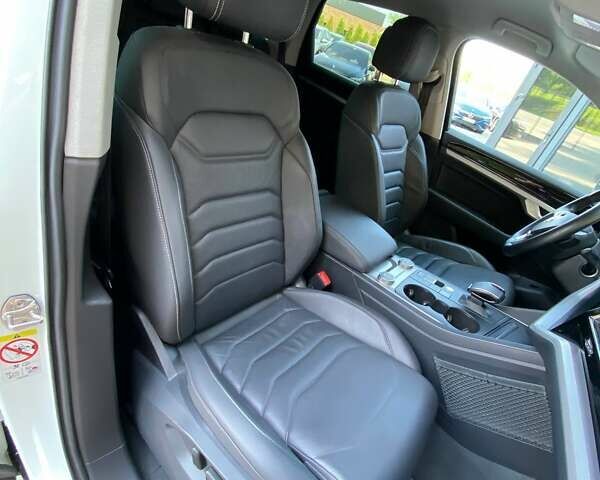 Белый Фольксваген Туарег, объемом двигателя 2.99 л и пробегом 60 тыс. км за 43500 $, фото 37 на Automoto.ua