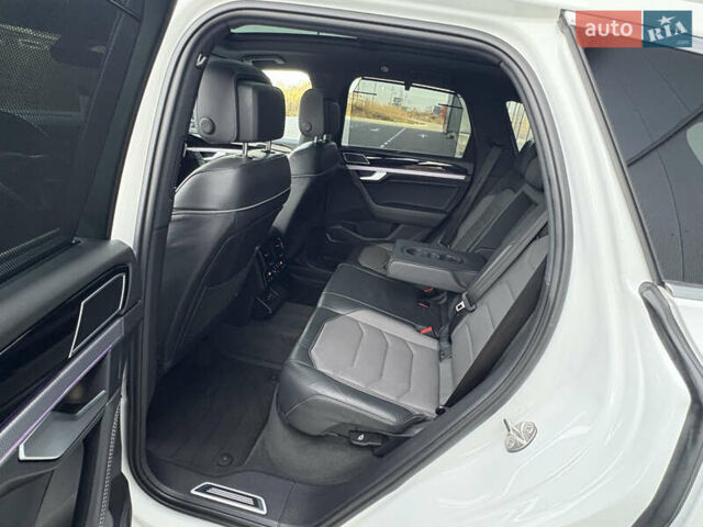 Белый Фольксваген Туарег, объемом двигателя 3 л и пробегом 156 тыс. км за 45999 $, фото 80 на Automoto.ua