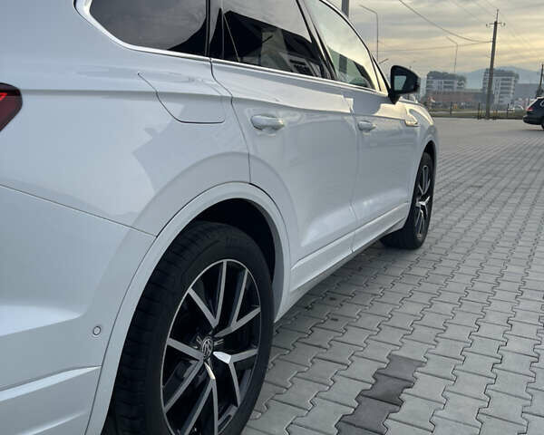 Белый Фольксваген Туарег, объемом двигателя 2.97 л и пробегом 242 тыс. км за 42990 $, фото 6 на Automoto.ua