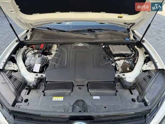 Белый Фольксваген Туарег, объемом двигателя 2.97 л и пробегом 148 тыс. км за 54500 $, фото 45 на Automoto.ua