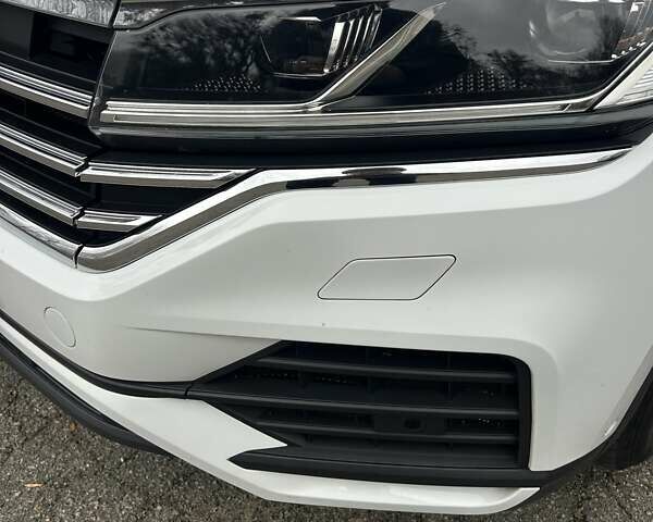 Білий Фольксваген Туарег, об'ємом двигуна 3 л та пробігом 95 тис. км за 53500 $, фото 46 на Automoto.ua