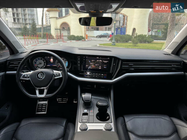 Белый Фольксваген Туарег, объемом двигателя 3 л и пробегом 109 тыс. км за 39700 $, фото 19 на Automoto.ua